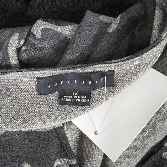 NWT SANCTUARY Grey Camo V‎ Neck Shirt (1X) - Picture 6 of 8